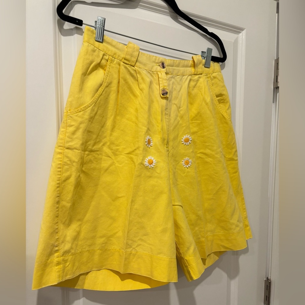Super vintage high waist shorts 
Size 16 55% ramie 45 % cotton 
Waist 28 inches